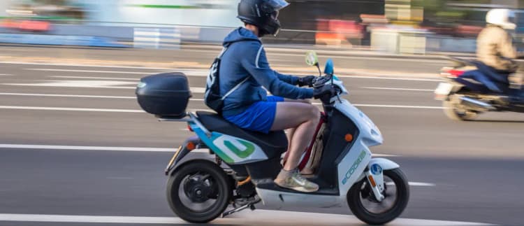 Motociclista dirigindo motocicleta elétrica