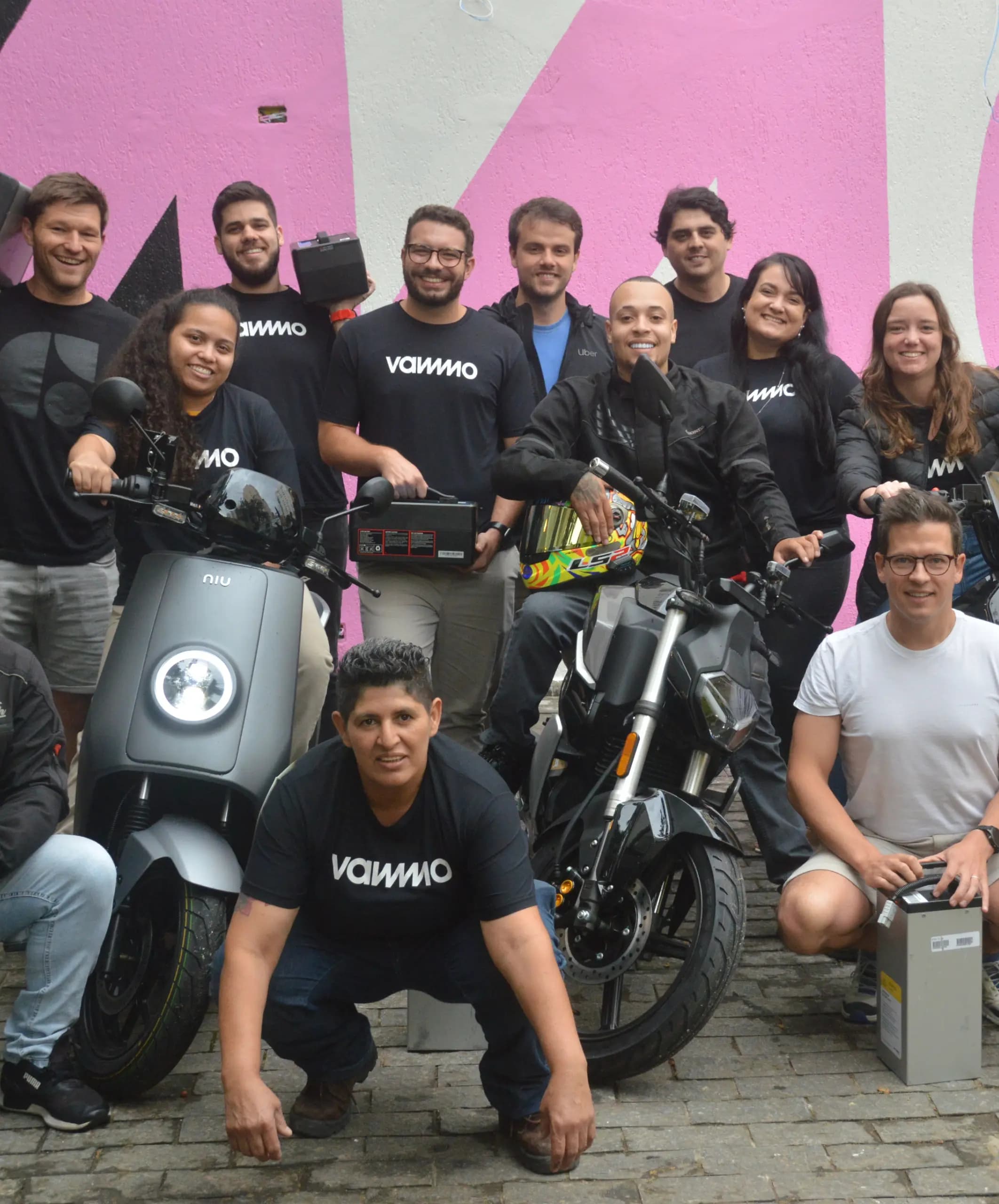 Time da Vammo, carregando baterias e motocicletas elétricas